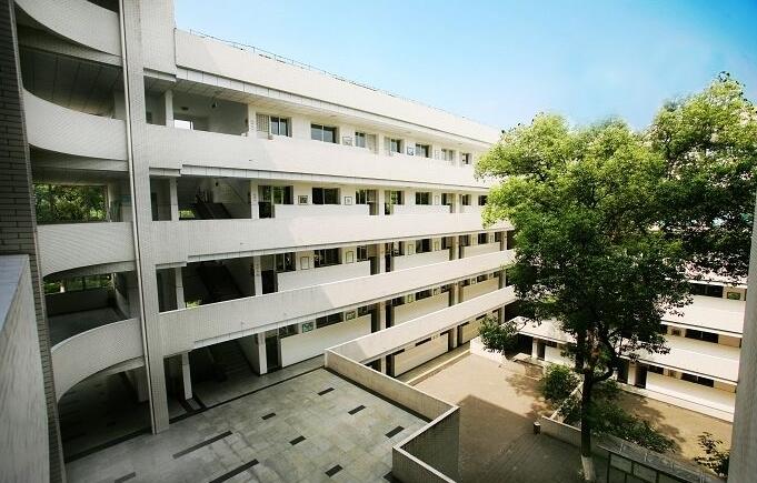 綦江縣楊地灣學?！赋踔胁俊?></a></div>
            <dl>
              <dt><a href=