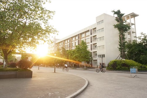 重慶交通職業(yè)學校學費收費標準
