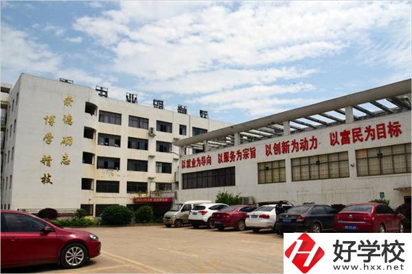 湖南有沒有招收復(fù)讀生的中專學(xué)校？有哪些招生專業(yè)？