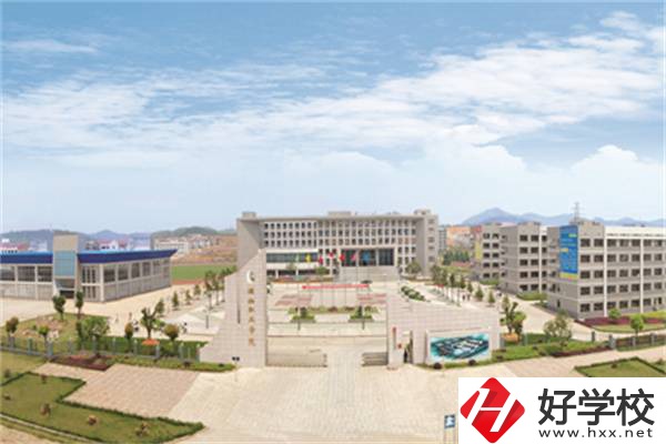 在婁底有開設(shè)航空專業(yè)的職校嗎？學(xué)航空專業(yè)有前途嗎？