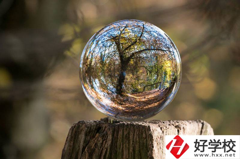 郴州中職學(xué)校排名前三的，學(xué)校環(huán)境都不錯(cuò)！