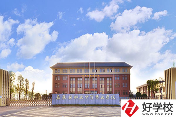 想在郴州市嘉禾縣中專職校讀書，選什么專業(yè)比較好？