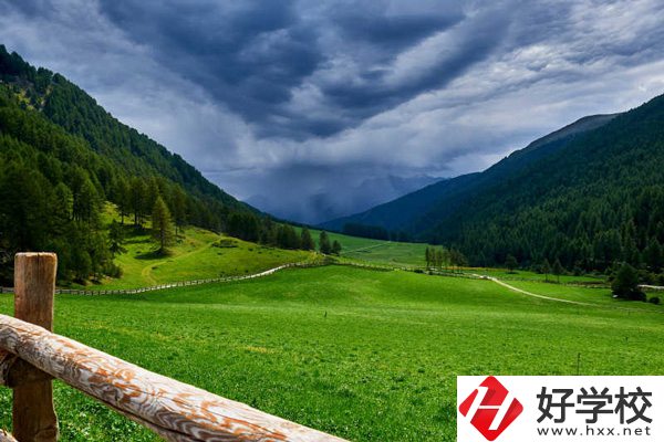 瀘溪縣第一職業(yè)中學(xué)管理規(guī)范嗎？