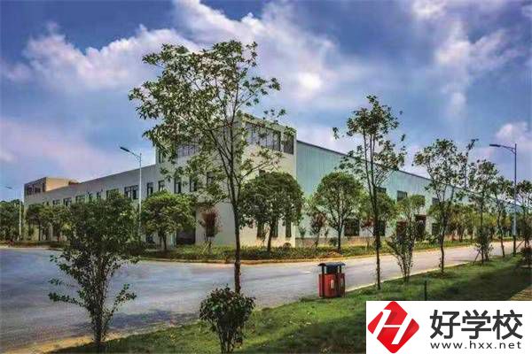 邵陽(yáng)紡織技工學(xué)校的地址在哪？到校有什么必帶物品？