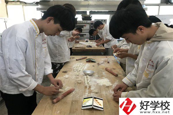 懷化中專學(xué)費是多少？有什么資助政策？