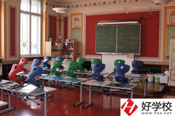 岳陽職業(yè)技術(shù)學(xué)院環(huán)境怎么樣？是民辦的嗎？