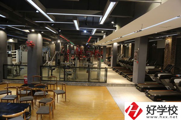 湖南懷化商業(yè)學(xué)校是中專嗎？學(xué)校環(huán)境好不好？