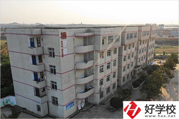 湘潭有開設(shè)航空服務(wù)專業(yè)的中職學(xué)校嗎？學(xué)費(fèi)是多少？