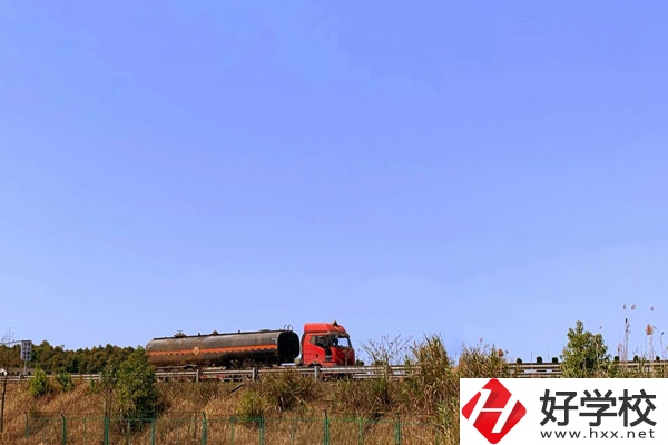 隆回湖湘職業(yè)中專學(xué)校值得學(xué)生報考么？