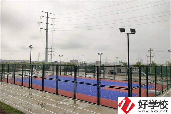婁底市環(huán)宇中等職業(yè)技術(shù)學(xué)校運(yùn)動(dòng)場