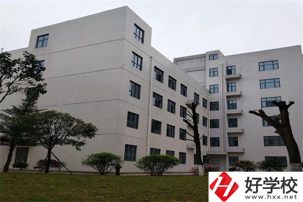往屆生可以在湖南讀公辦中職嗎？有哪些學(xué)?？梢酝扑]？
