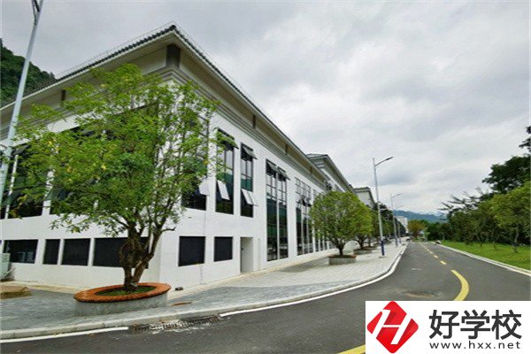 張家界公辦職高有哪幾所？一年學(xué)費(fèi)多少？