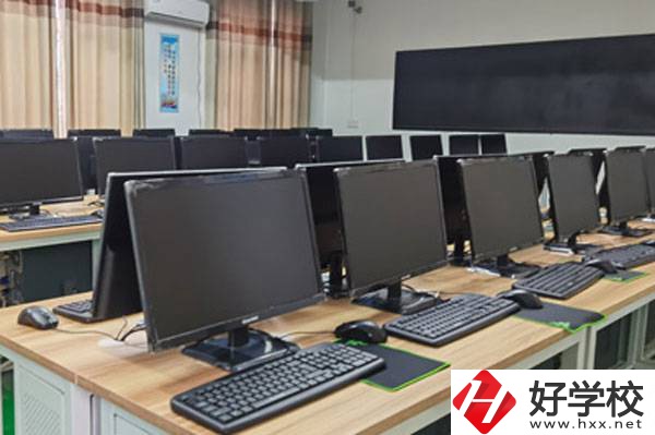 岳陽市商貿(mào)職業(yè)技術(shù)學校實訓室