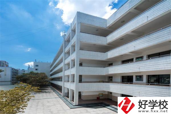 去長沙建筑工程學校的乘車路線是什么？
