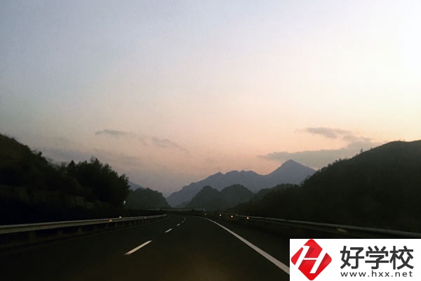常德財經(jīng)中等專業(yè)學(xué)校重點建設(shè)的專業(yè)有哪些？