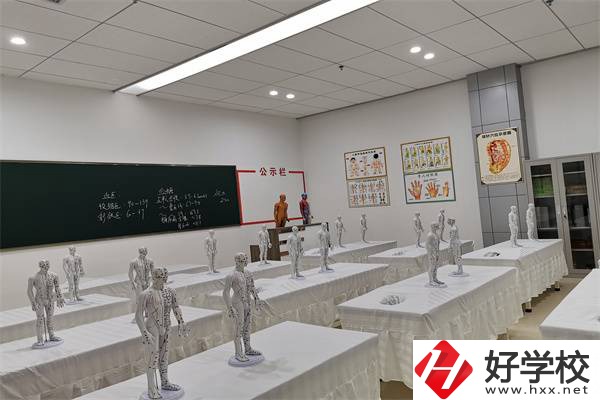 婁底衛(wèi)校招初中生嗎？學(xué)費(fèi)貴嗎？