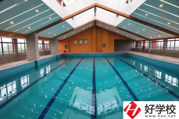 湖南懷化商業(yè)學(xué)校是中專嗎？學(xué)校環(huán)境好不好？