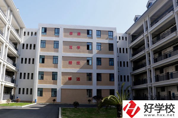保靖縣中等職業(yè)技術(shù)學(xué)校開設(shè)了哪些特色專業(yè)？