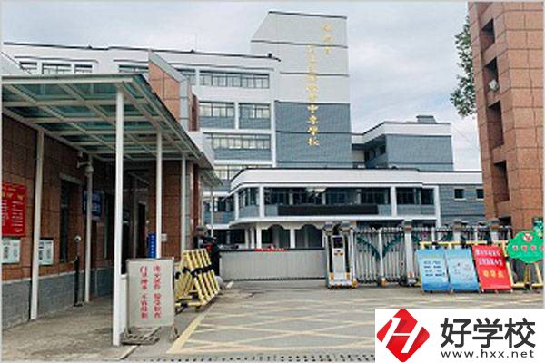 湖南省芷江民族職業(yè)中專學(xué)校大門(mén)