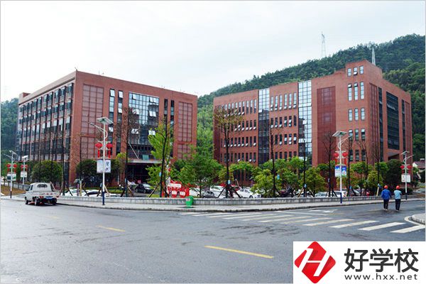 安化縣職業(yè)中專(zhuān)學(xué)校資助體系怎么樣？學(xué)校建設(shè)怎么樣？