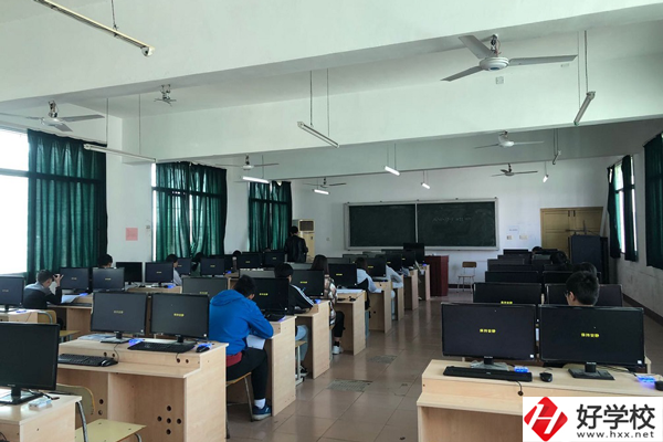  株洲鐵路機電職業(yè)技術(shù)學校實訓室
