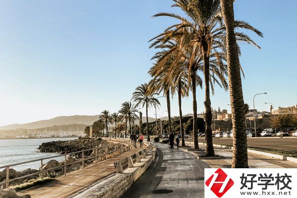 湖南醫(yī)藥職業(yè)中專是公辦還是民辦？可以學哪些專業(yè)？
