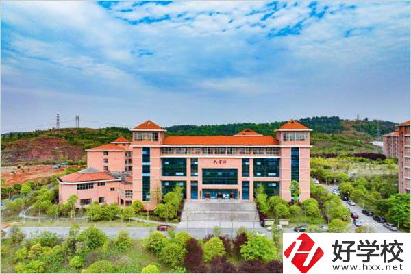 永州的技工學校是否免學費？還要交其它費用嗎？