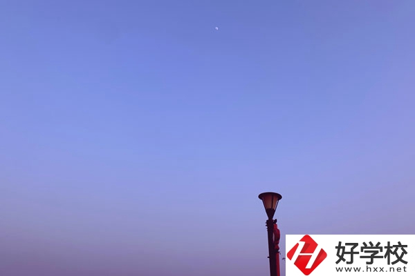 張家界旅游職業(yè)學校校園環(huán)境怎么樣？