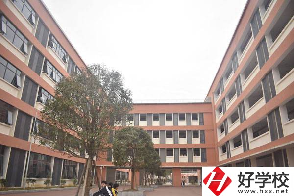 湘西地區(qū)中職學(xué)校一年的學(xué)費(fèi)大概是多少？