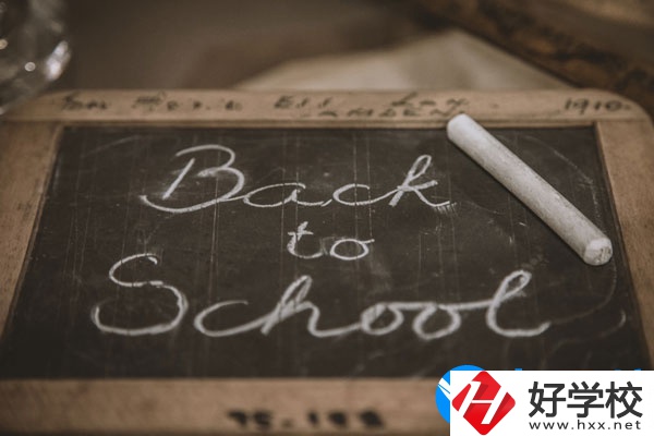 湘潭交通職業(yè)學(xué)校學(xué)費(fèi)貴不貴，宿舍怎么樣？