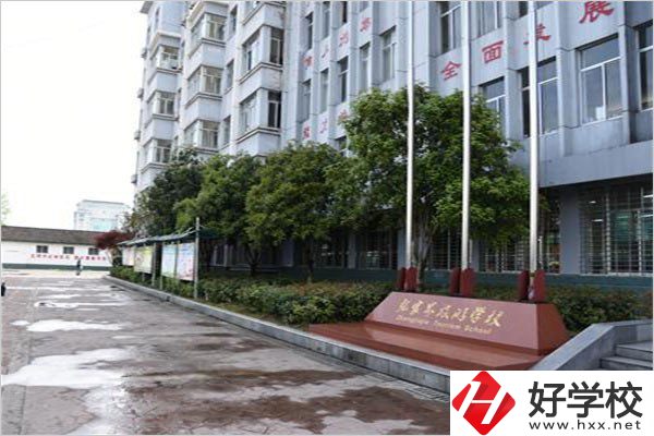 張家界旅游學(xué)校是湖南省重點(diǎn)學(xué)校嗎？