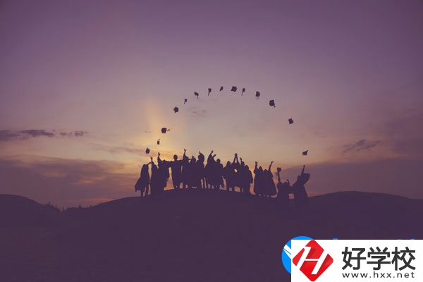 湘潭交通職業(yè)學校學費貴不貴，宿舍怎么樣？