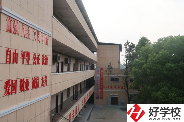邵陽市創(chuàng)新職業(yè)技術(shù)學(xué)校的計算機(jī)平面設(shè)計專業(yè)特色如何？