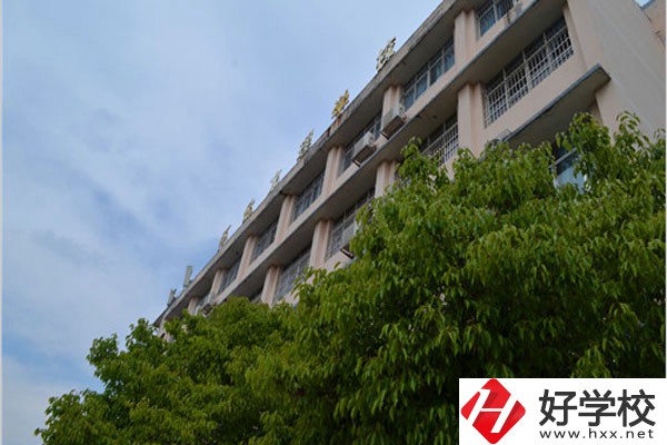 懷化文理學(xué)校是中專(zhuān)嗎？學(xué)費(fèi)情況怎么樣？