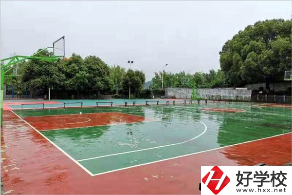 岳陽市網(wǎng)絡(luò)工程職業(yè)技術(shù)學(xué)校好不好？學(xué)校環(huán)境怎么樣？