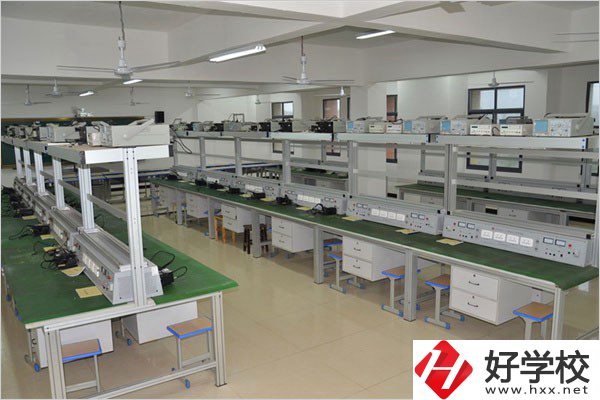 雙峰縣職業(yè)中專學校實訓室