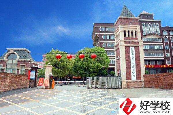 長沙市拔萃中等職業(yè)學(xué)校有哪些專業(yè)？學(xué)費(fèi)是多少？