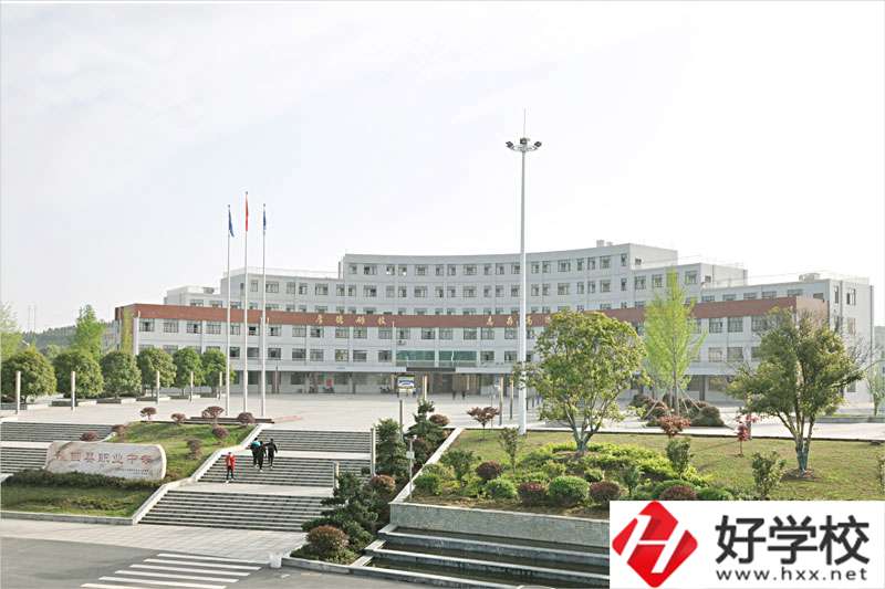 隆回縣職業(yè)中專(zhuān)學(xué)校宿舍條件怎么樣？地址在哪里？