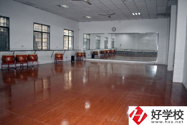 益陽電腦美術(shù)職業(yè)學校實訓(xùn)室