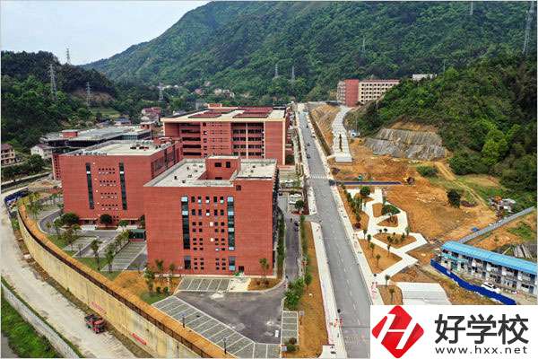 安化縣職業(yè)中專學(xué)校有哪些特色專業(yè)？