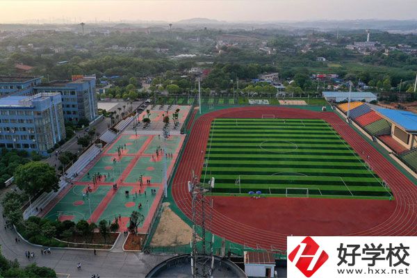 湘潭工貿(mào)中專招收往屆生嗎？
