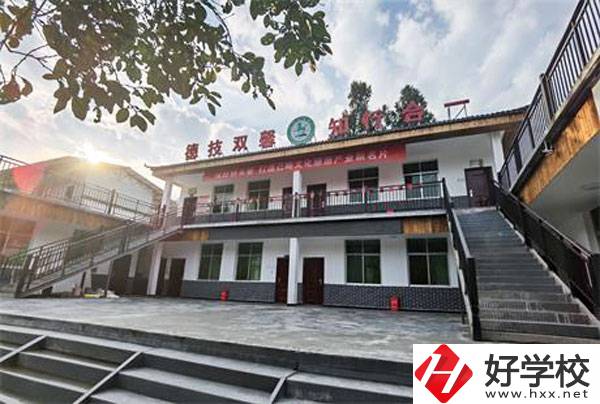 湘西旅游學(xué)校的辦學(xué)特色和宗旨有哪些？