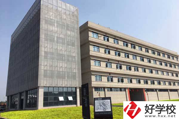 株洲市工業(yè)中等專業(yè)學(xué)校是公立的嗎？一年學(xué)費(fèi)多少？