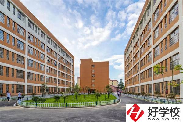 想去婁底新化楚怡工業(yè)學(xué)校該怎么走？