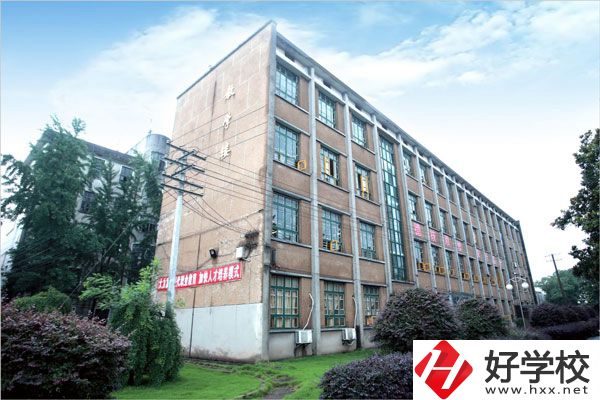 湘潭交通職業(yè)學(xué)校是公辦還是民辦？學(xué)費(fèi)貴不貴？