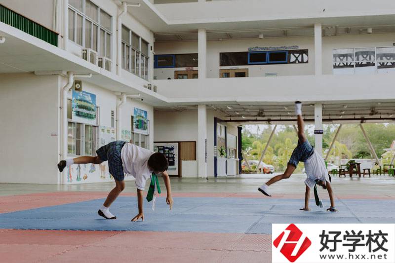 湖南護(hù)理學(xué)校是什么性質(zhì)的學(xué)校？是公辦的嗎？