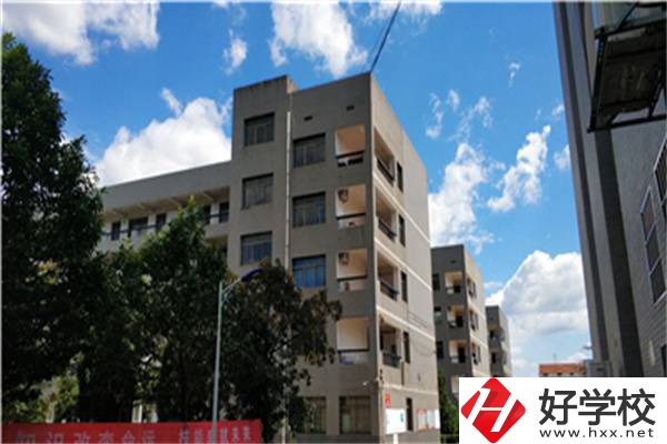在婁底有開設(shè)航空專業(yè)的職校嗎？學(xué)航空專業(yè)有前途嗎？