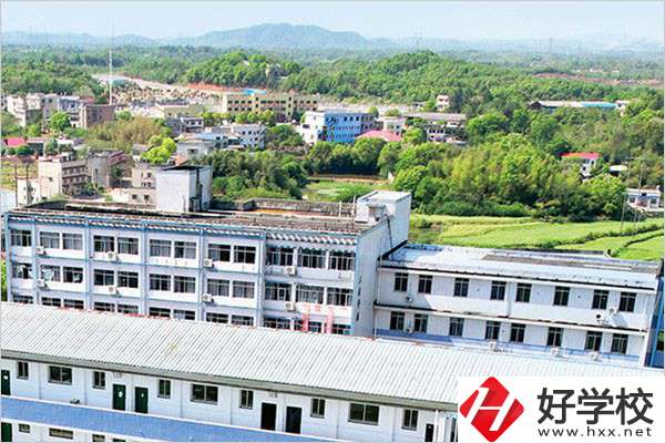 湘潭科技職校的學費是多少？學校環(huán)境好嗎？
