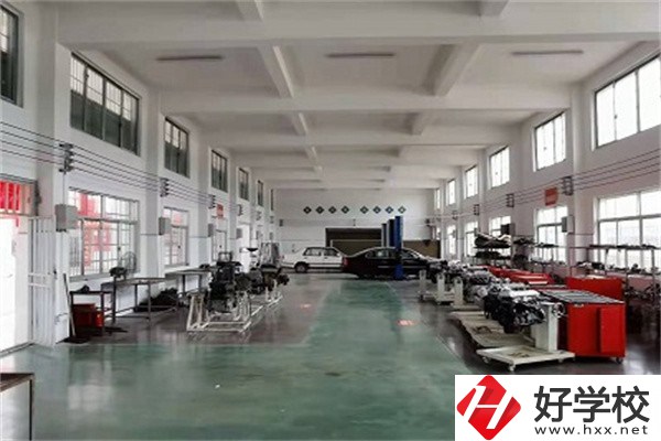 婁底重點(diǎn)中專有哪些？好進(jìn)嗎？
