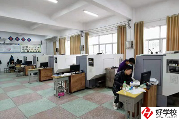 漣源市工貿(mào)職業(yè)中專學(xué)校辦學(xué)條件怎么樣？